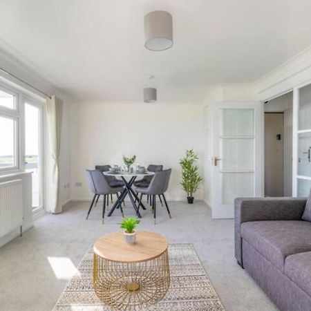 Large Sea View 2 Bedroom Sleeps 6 - Free Parking ボーンマス エクステリア 写真