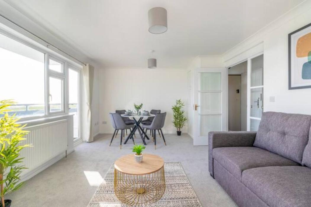 Large Sea View 2 Bedroom Sleeps 6 - Free Parking ボーンマス エクステリア 写真