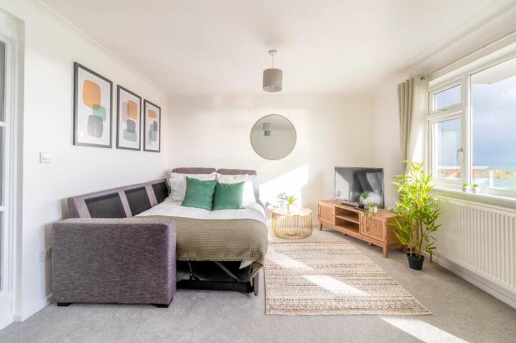 Large Sea View 2 Bedroom Sleeps 6 - Free Parking ボーンマス エクステリア 写真