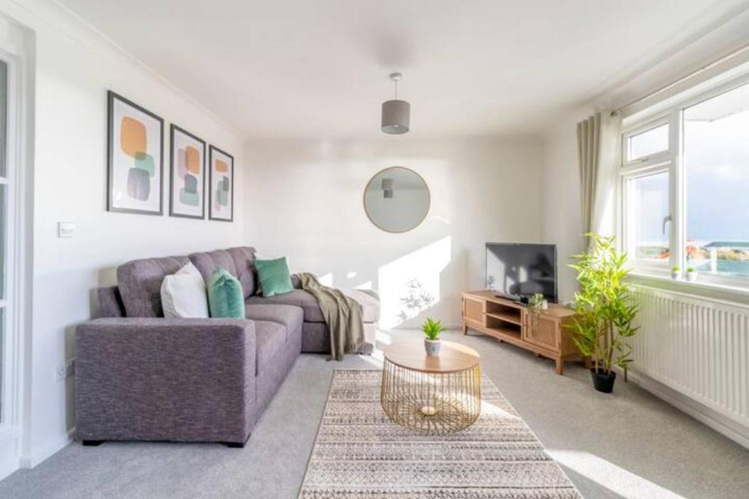 Large Sea View 2 Bedroom Sleeps 6 - Free Parking ボーンマス エクステリア 写真