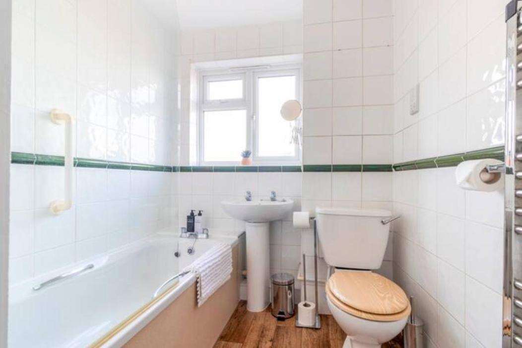 Large Sea View 2 Bedroom Sleeps 6 - Free Parking ボーンマス エクステリア 写真