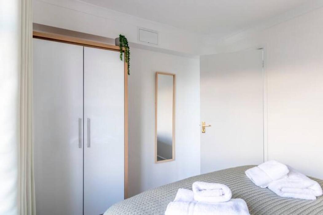 Large Sea View 2 Bedroom Sleeps 6 - Free Parking ボーンマス エクステリア 写真