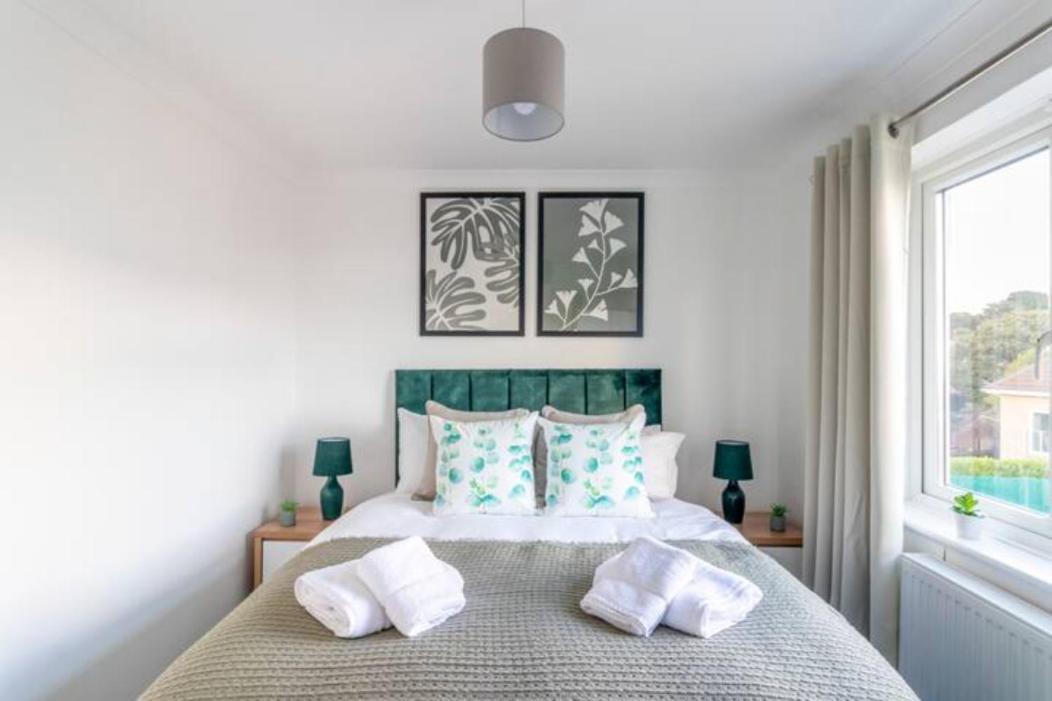 Large Sea View 2 Bedroom Sleeps 6 - Free Parking ボーンマス エクステリア 写真