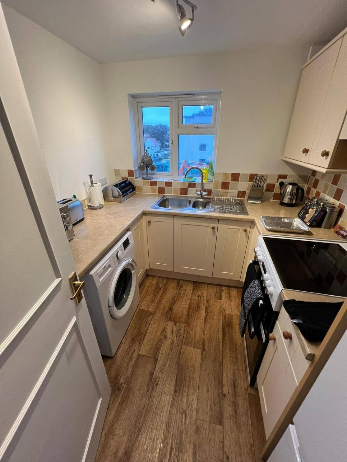 Large Sea View 2 Bedroom Sleeps 6 - Free Parking ボーンマス エクステリア 写真
